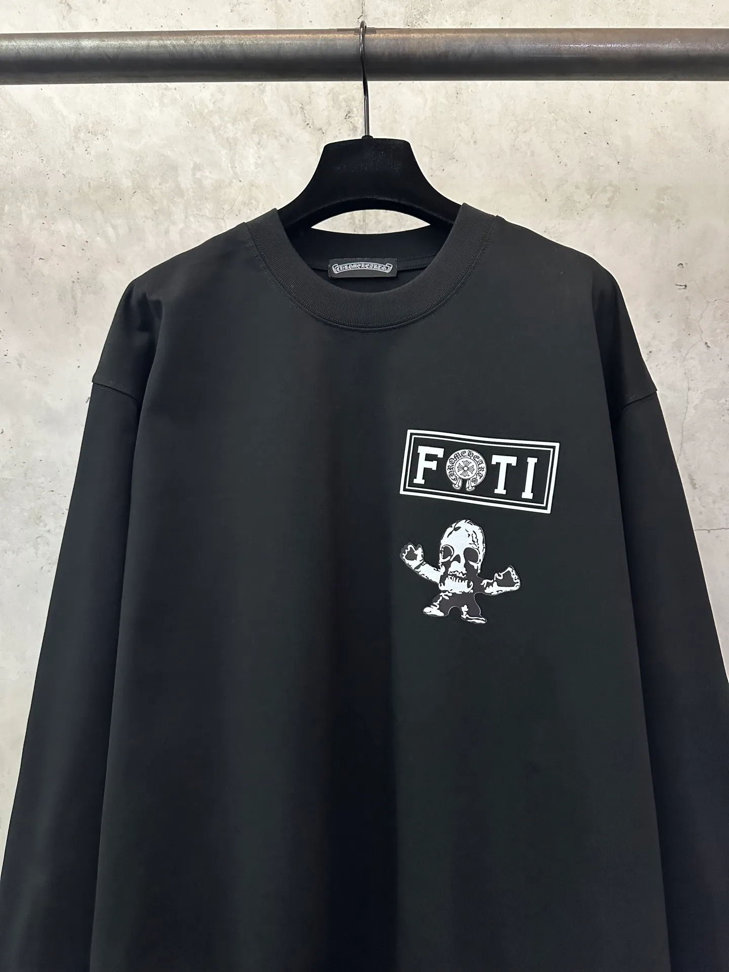 P340 Chrome Hearts 25ss foti system black color nine-square grid round neck long-sleeved T-shirt. Fabric is high-definition, ultra-heavy-weight cotton, double-yarn compact Xinjiang cotton. Weight: 320 grams. Clean cloth surface. Clear texture. Tight feel. Stiff. High color fastness. No deformation. No discoloration. Customized hardware. Thread. Accessories. Alignment. Same style for men and women. -Color: Black White -Size: XS S M L